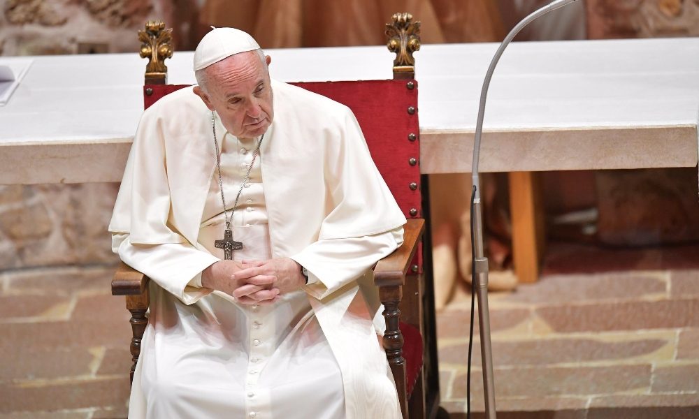 Papa visita a sorpresa un liceo di Roma
