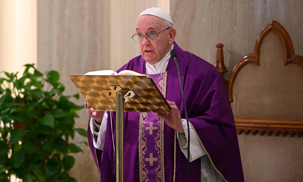 Papa,medici e infermieri danno loro vita