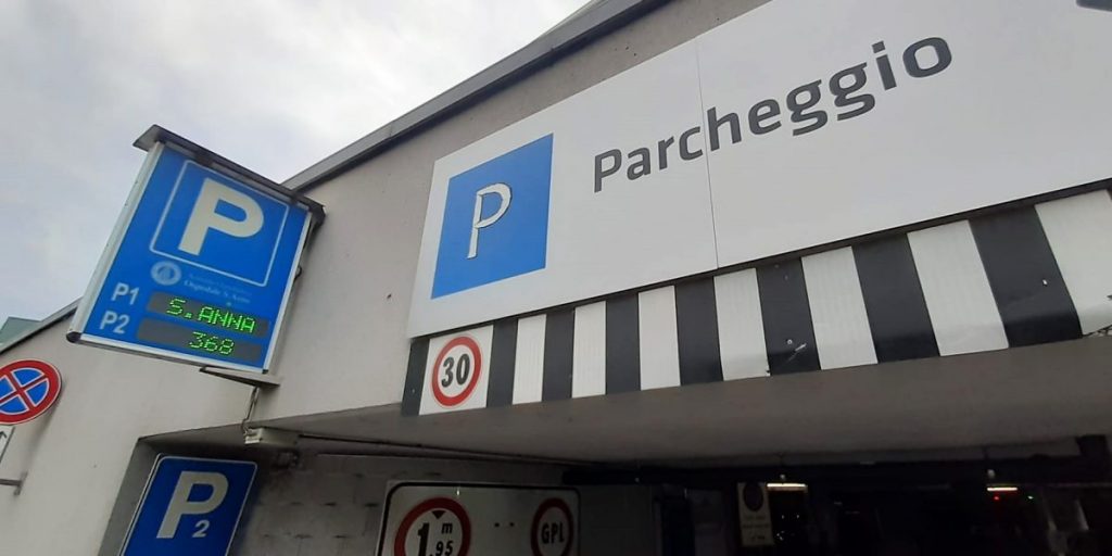La mozione approvata dal consiglio provinciale: «Parcheggi del Sant’Anna, è ora di dire basta»