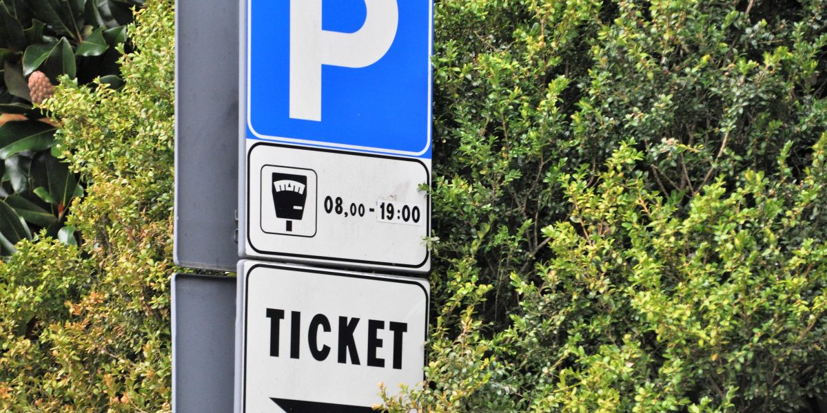 Como, parcheggi gratis in quattro strade per agevolare la sosta in città