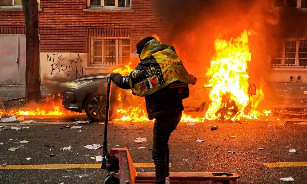 Parigi: corteo spaccato dai black bloc, sono in 400-500