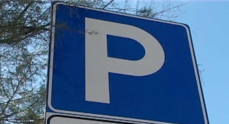 Confesercenti: «Via i furgoni dai parcheggi: tolgono posti ai clienti del mercato»