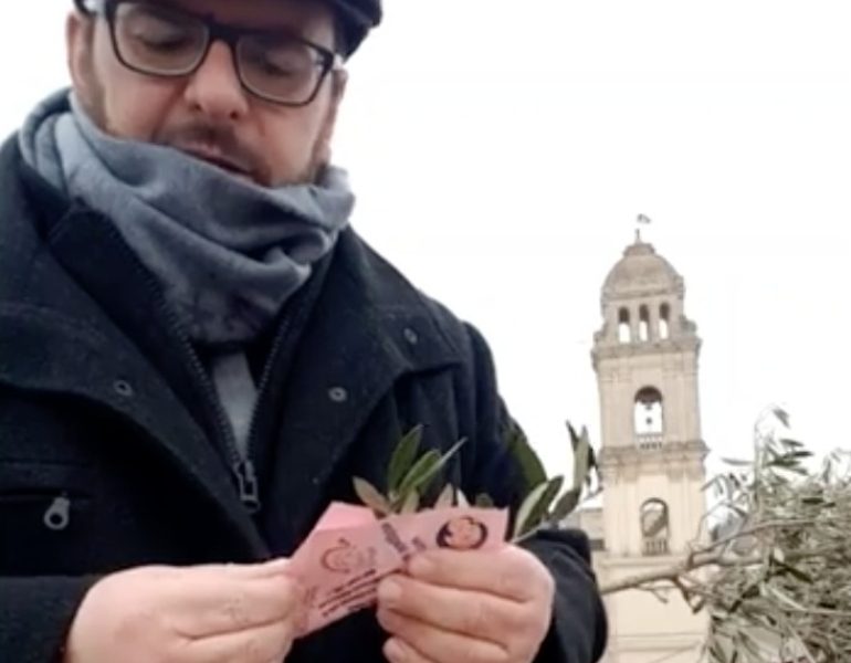 Parroco dona ulivi sanificati