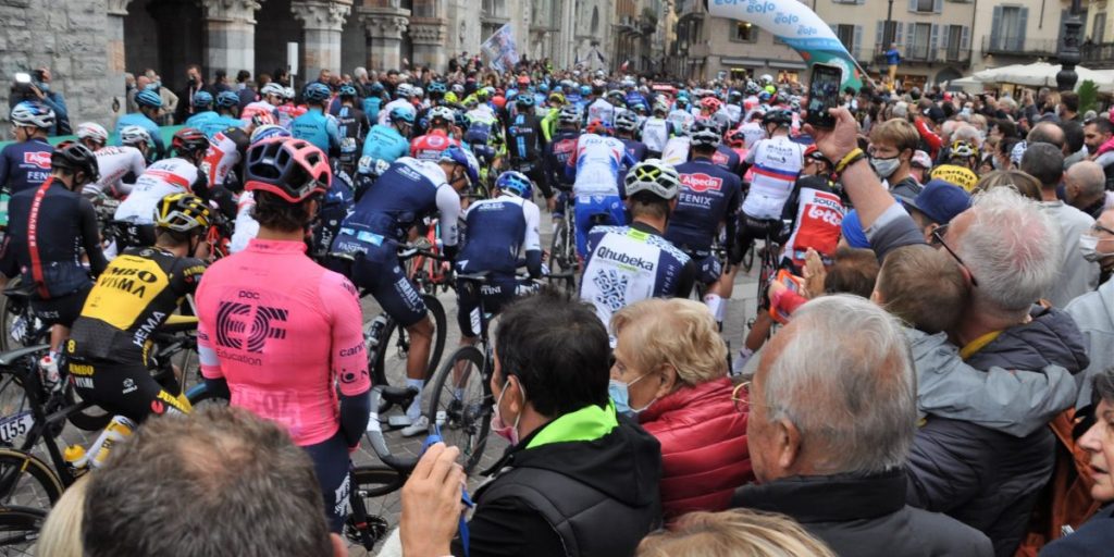 I grandi del ciclismo  al “Lombardia”: folla alla partenza da Como