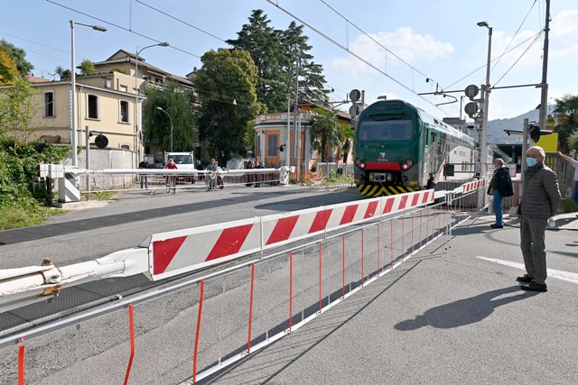 Como Borghi, sbarre del passaggio a livello abbassate per ben 12 minuti