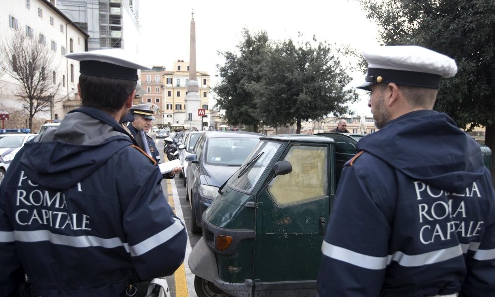 Patenti contraffatte online,smantellato centro di produzione