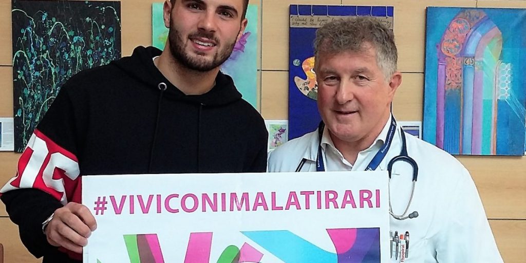 Il bomber Patrick Cutrone in visita ai giovani pazienti dell’Ospedale Sant’Anna