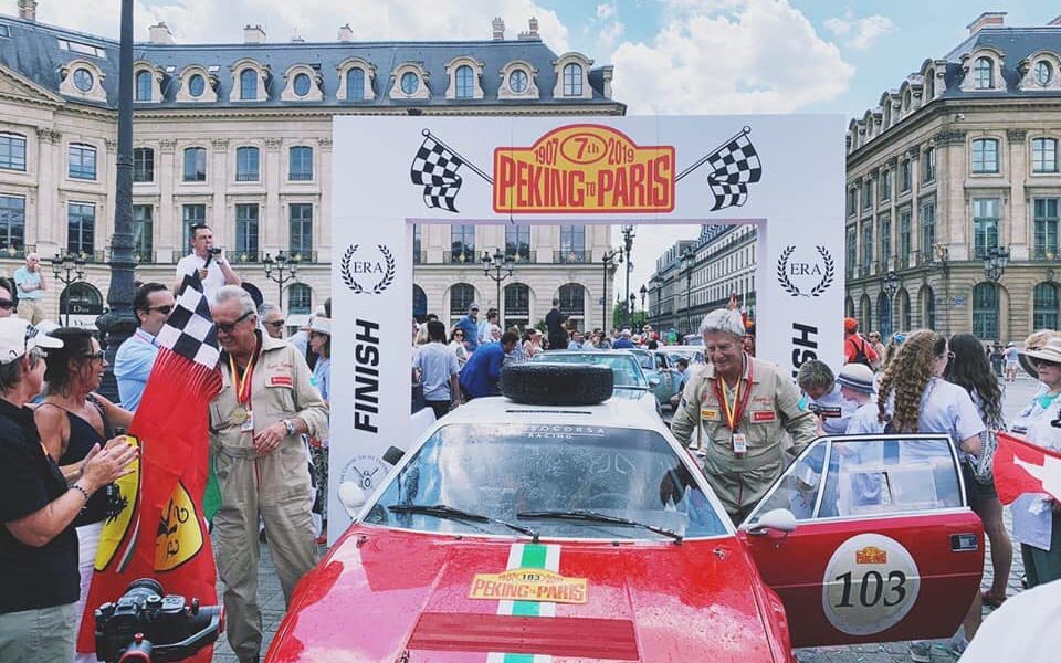 Guggiari, Schön e la Ferrari Dino 208 al traguardo della Pechino-Parigi