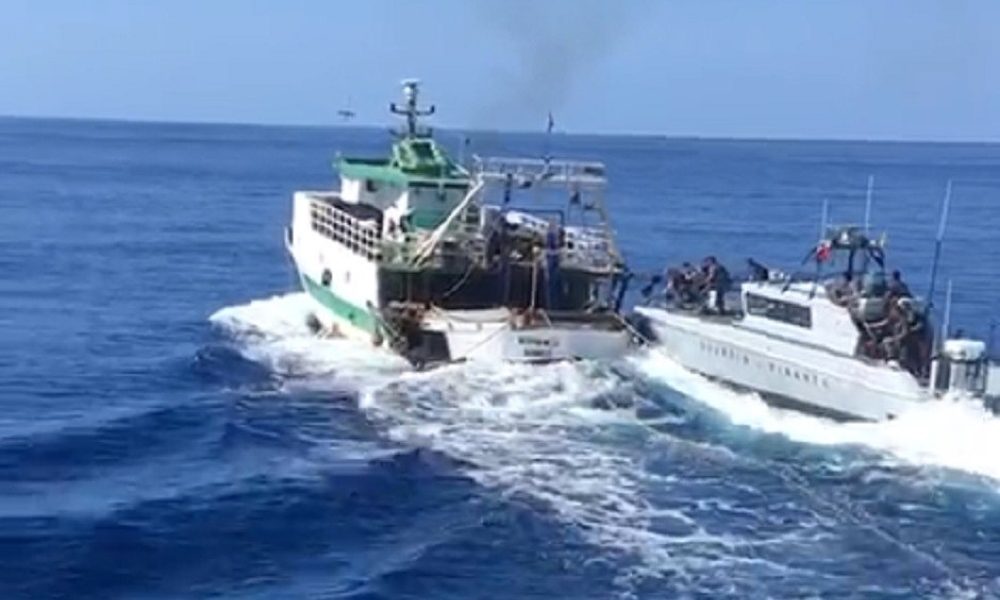 Peschereccio tunisino sperona motovedetta italiana