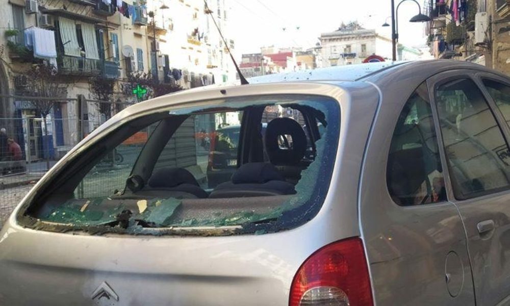 Petardi contro auto in corsa,ultima moda