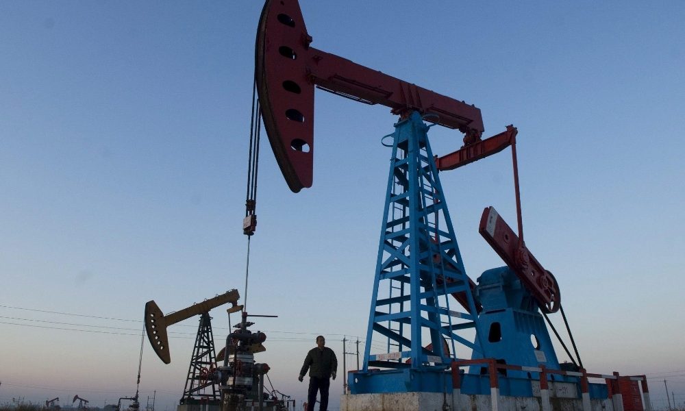 Petrolio crolla, chiude a -7,7%