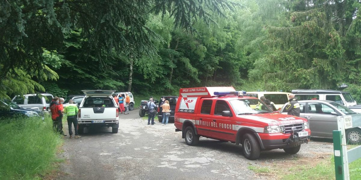 Pian del Tivano, due speleologi ancora bloccati in una grotta: recupero complesso