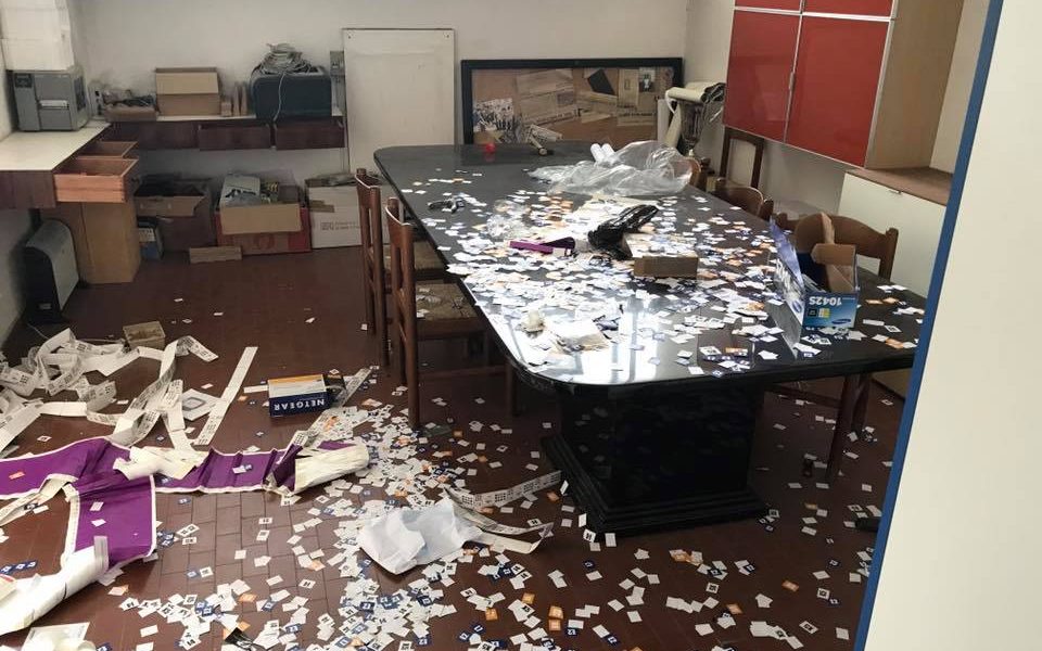 Raid vandalico al palasport Pianella. Il presidente: “Profanata la nostra storia”