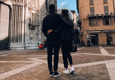 Krzysztof Piatek, passeggiata in centro a Como con la moglie. L’attaccante è vicino a lasciare il Milan e l’Italia
