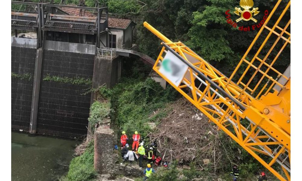 Piattaforma si rovescia,operai nel Magra