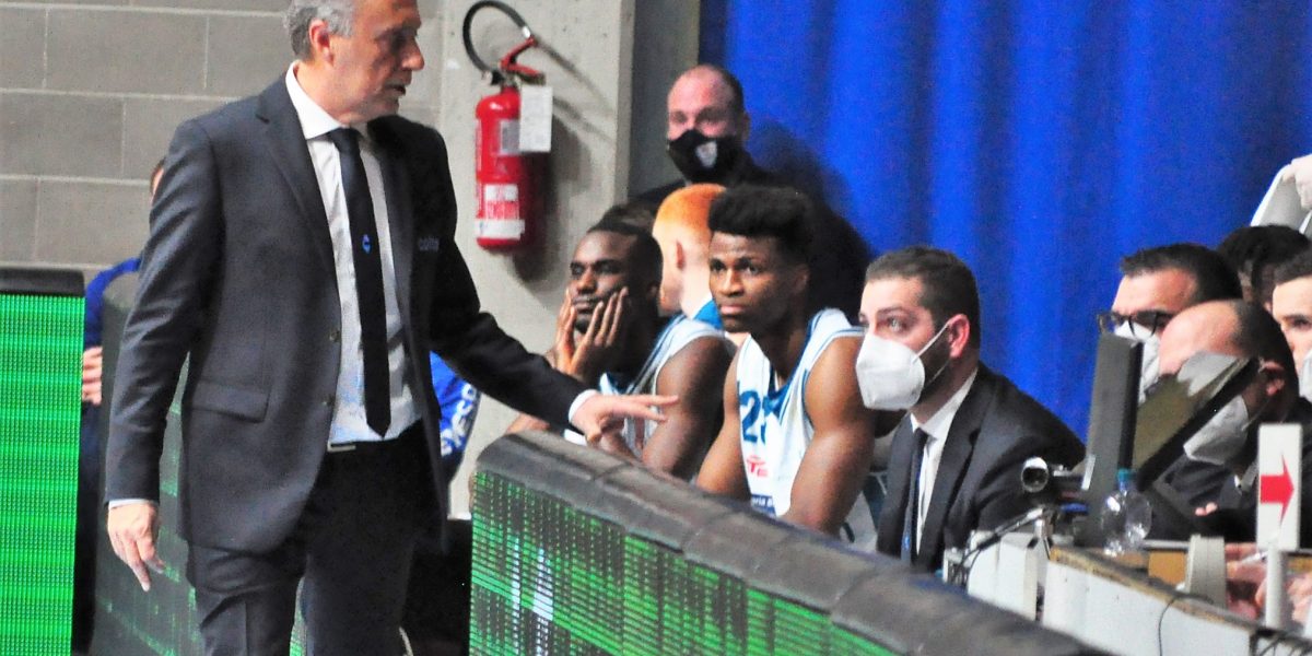 Cantù supera  Varese per 97-82: coach Bucchi festeggia l’esordio  con un successo