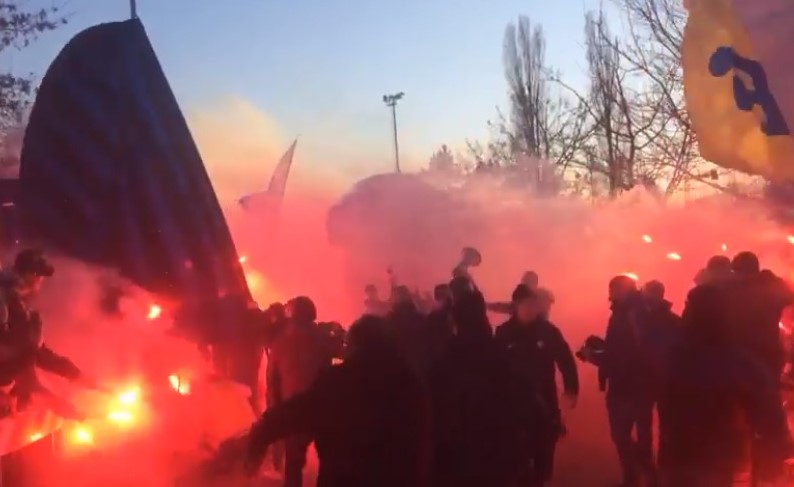 Folla ad Appiano Gentile per salutare la squadra nonostante i divieti: denunciati 49 tifosi dell’Inter