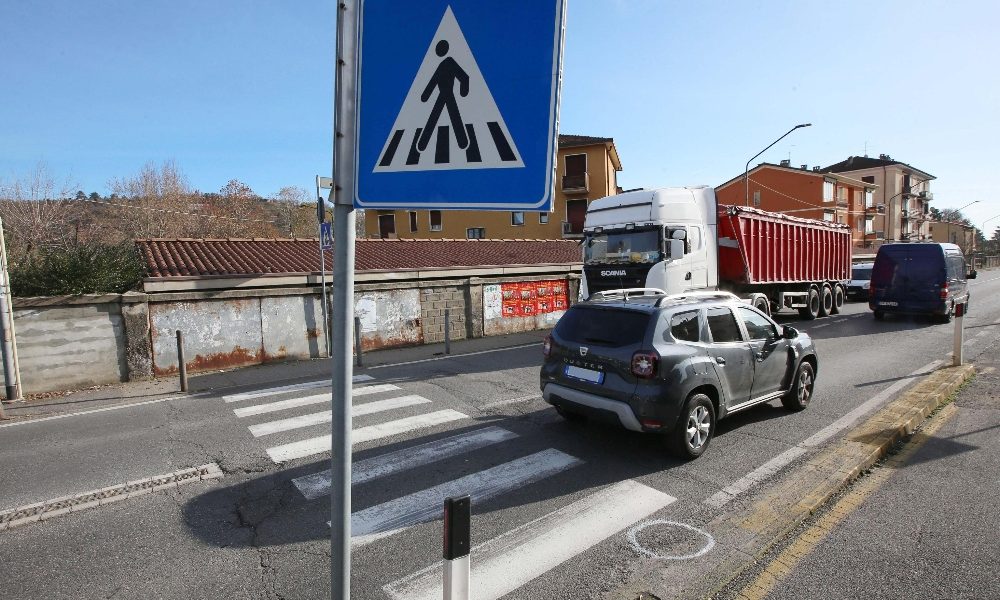 Pirati strada: 22enne, vetro appannato