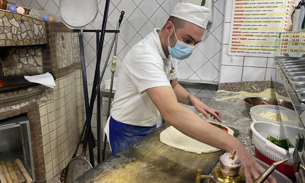 Pizzaiolo dona pizze ai bisognosi per il suo compleanno