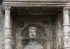 Aldo Buzzi celebra le statue dei Plinii sul Duomo