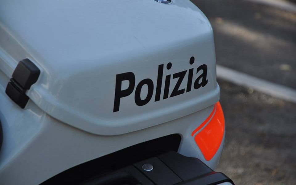 Rapina in un distributore in Canton Ticino: il malvivente è fuggito verso l’Italia