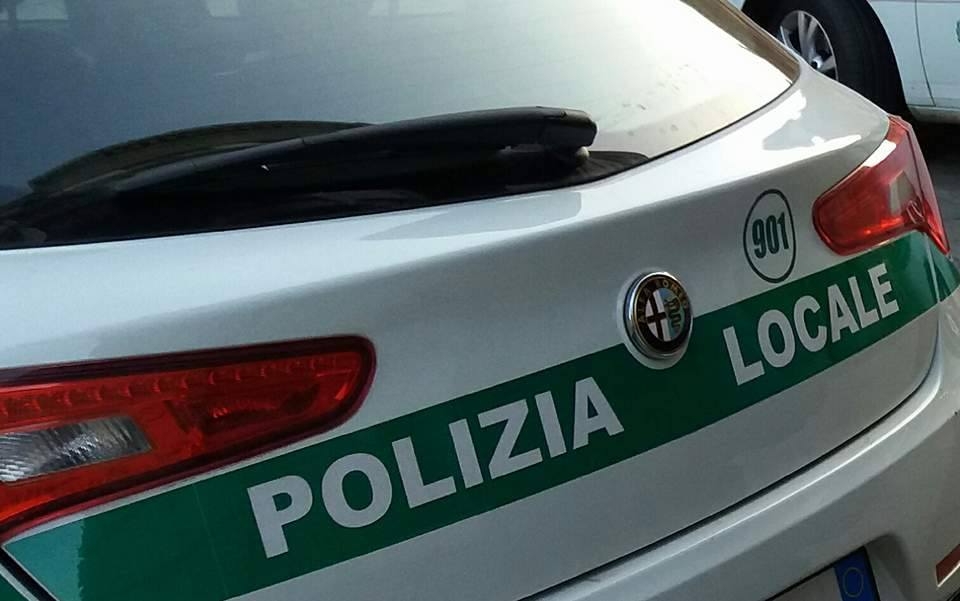 Al volante senza patente e assicurazione: 45enne fermata in viale Lecco