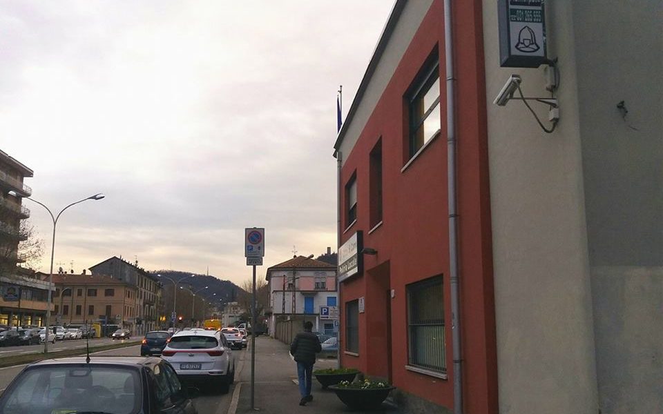 Allarme per le torce accese in un appartamento, ma sono bambini e non ladri