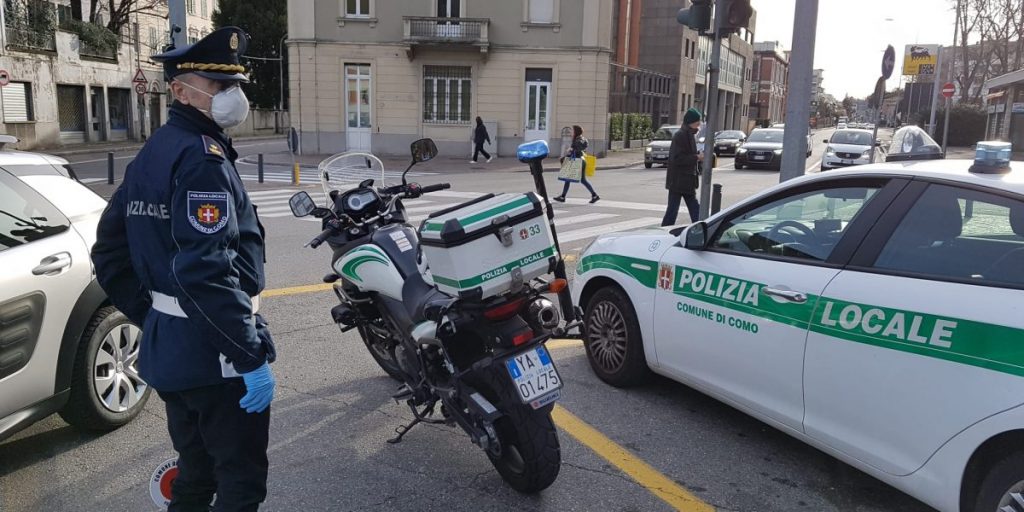Nell’auto nasconde un arsenale. Egiziano fermato dai vigili per i controlli legati al virus