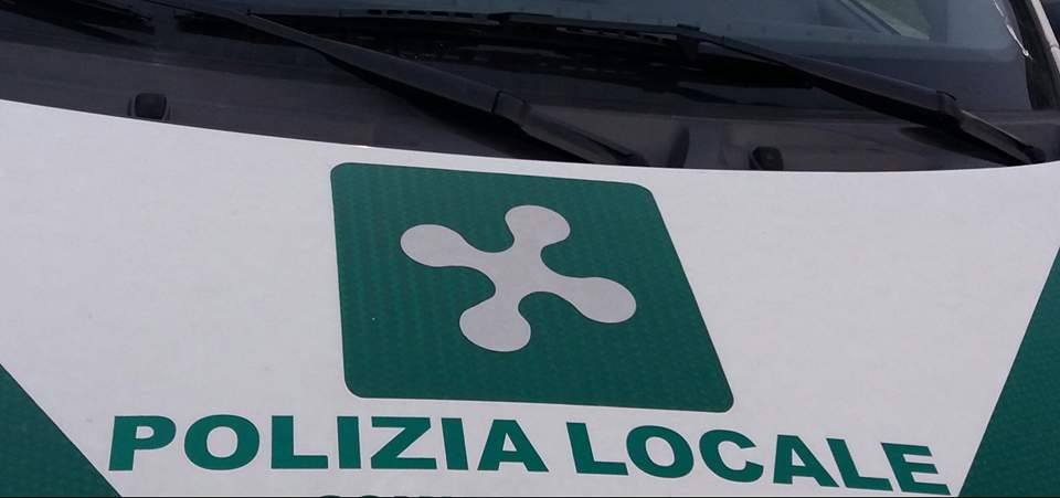 Si fa la barba in piazza Grimoldi, 60enne tedesco multato dai vigili urbani di Como