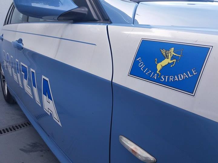 Fugge all’alt della polizia stradale sull’A9. Denunciato per resistenza