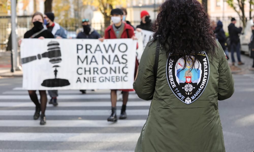 Polonia: legge anti-aborto, proteste sotto casa di Kaczynski