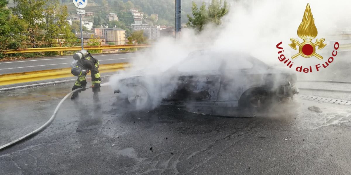 Auto in fiamme in via Brogeda, l’intervento dei vigili del fuoco