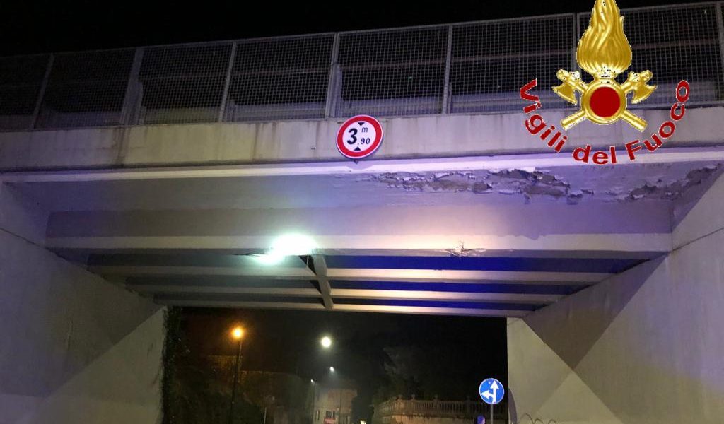 Cadono calcinacci dal ponte di Buccinigo: transito limitato sulla strada Arosio-Canzo