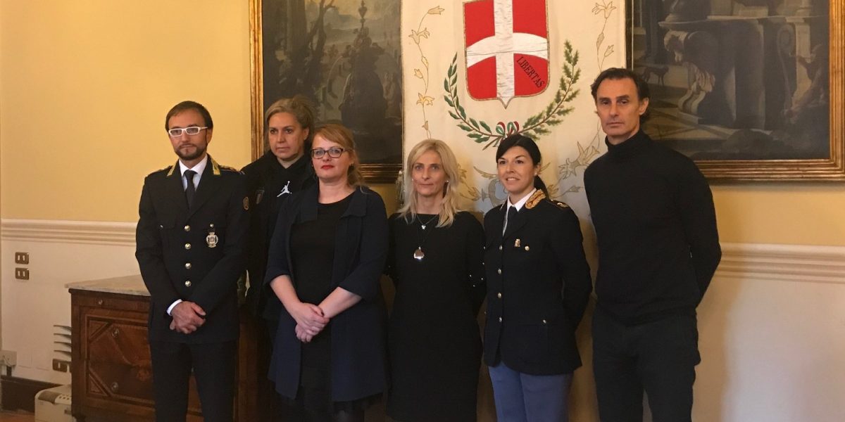 Corso di difesa personale per gli agenti di polizia: lezioni di arti marziali in collaborazione con il Coni