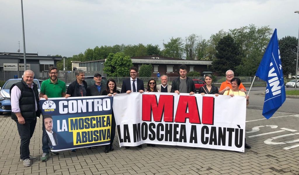 Il presidio della Lega a Cantù. Molteni: «Moschee abusive ed illegali»