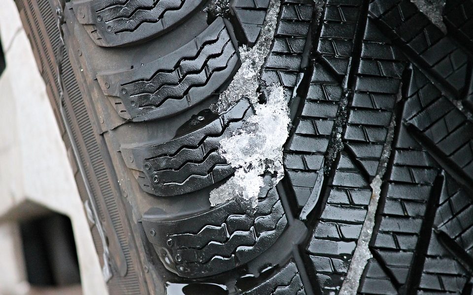 Catene e gomme invernali, obbligo  dal 15 novembre: ultimi giorni per attrezzarsi