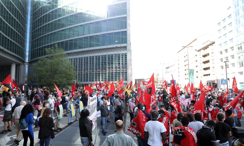 Protesta a Milano, c’è assembramento