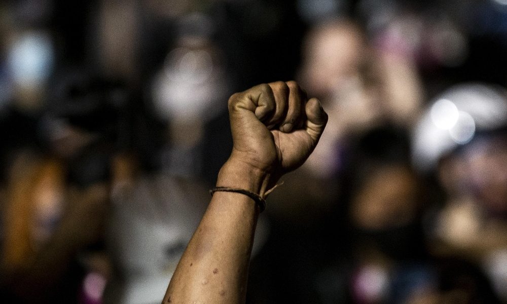 Proteste anti-Trump e bandiere bruciate a Portland