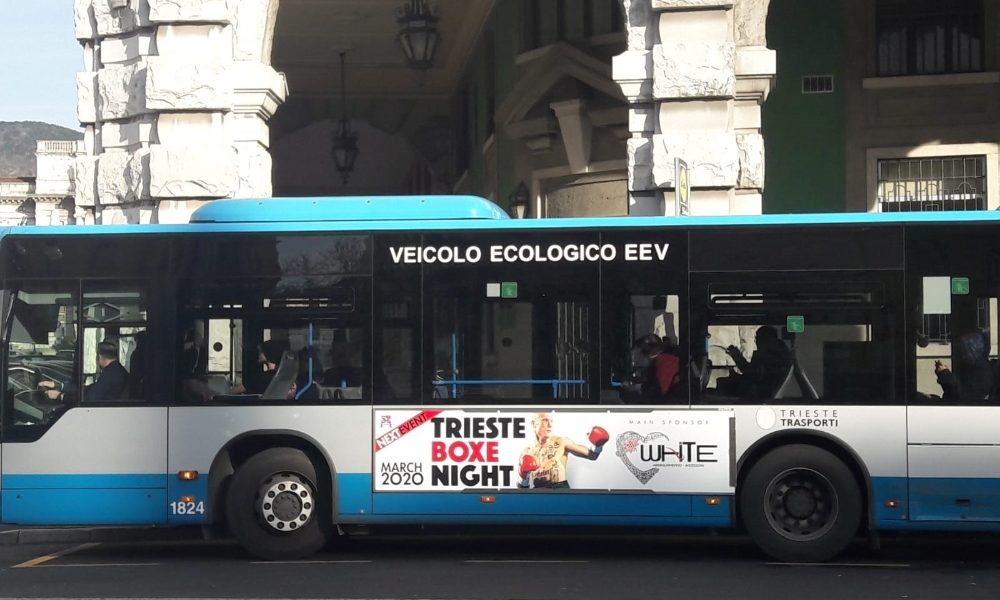 Pugile con tattoo nazi su manifesti bus