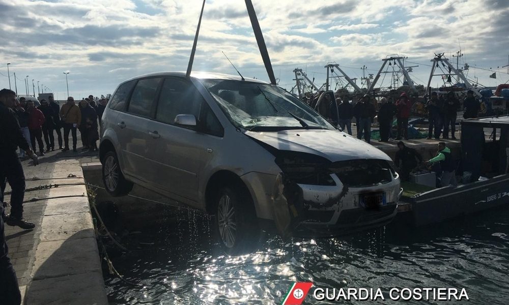 Ragazzi con auto in mare nel Foggiano