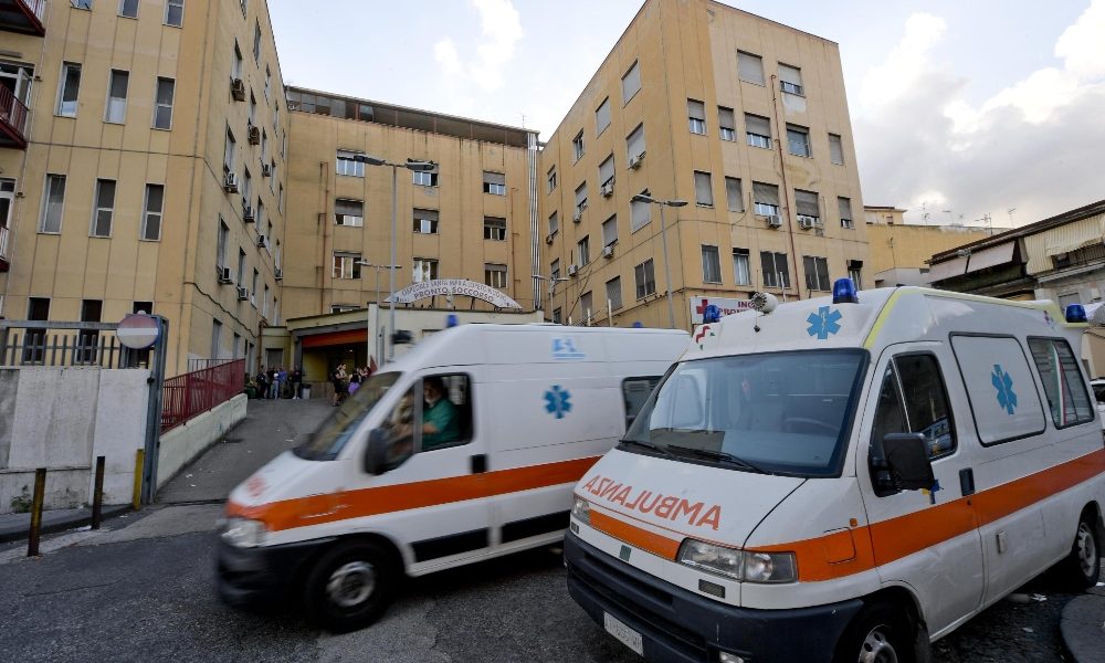 Ragazzi sequestrano ambulanza a Napoli