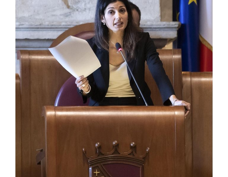 Raggi revoca incarico a fumettista