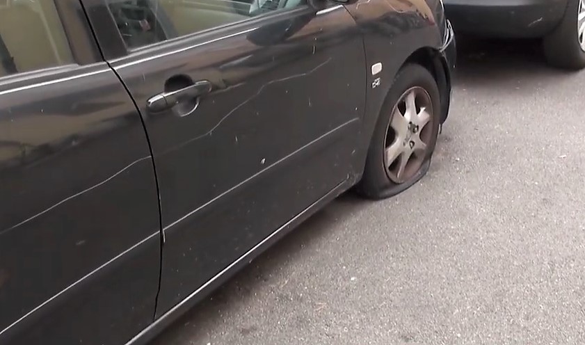 Raid vandalico, gomme tagliate a 24 auto: incursione in piazza San Rocco e via Regina