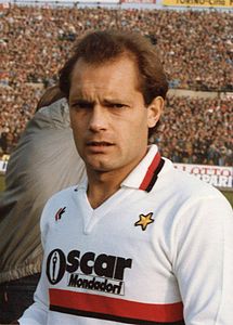 Addio a  Ray Wilkins, avversario del Como in  A negli anni ’80
