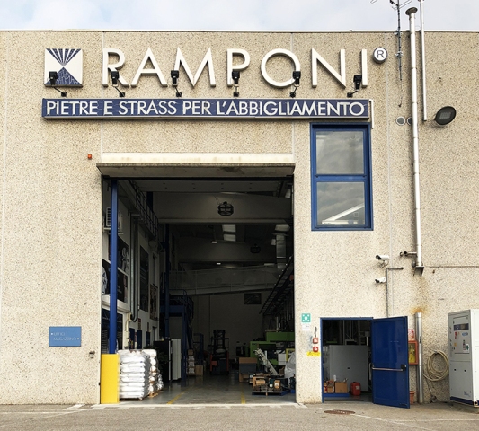Gli strass e le borchie della Ramponi di Carbonate pronte per il debutto a Piazza Affari