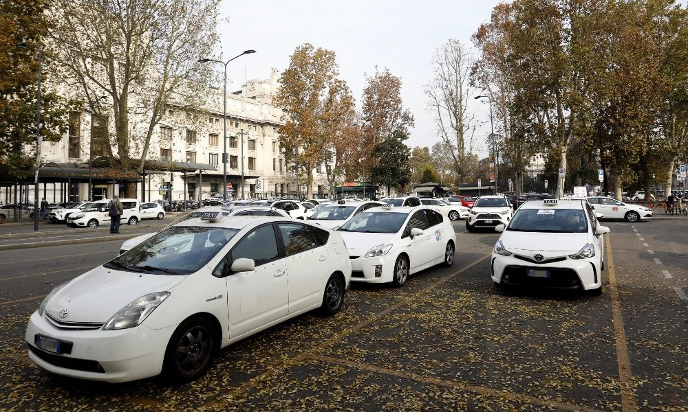 Rapine a tassisti Milano, 3 patteggiano