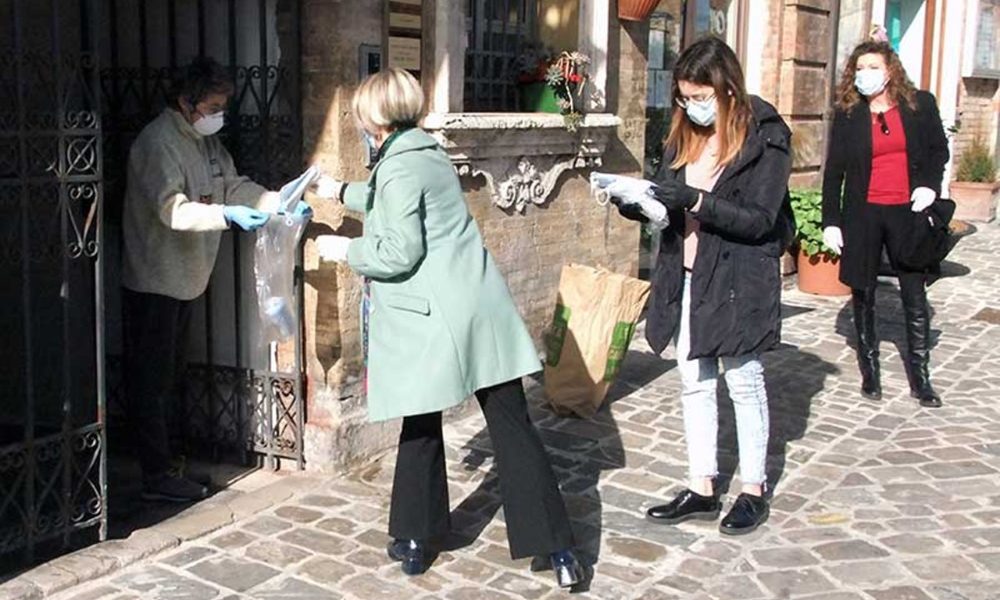 Recanati, sindaco consegna mascherine