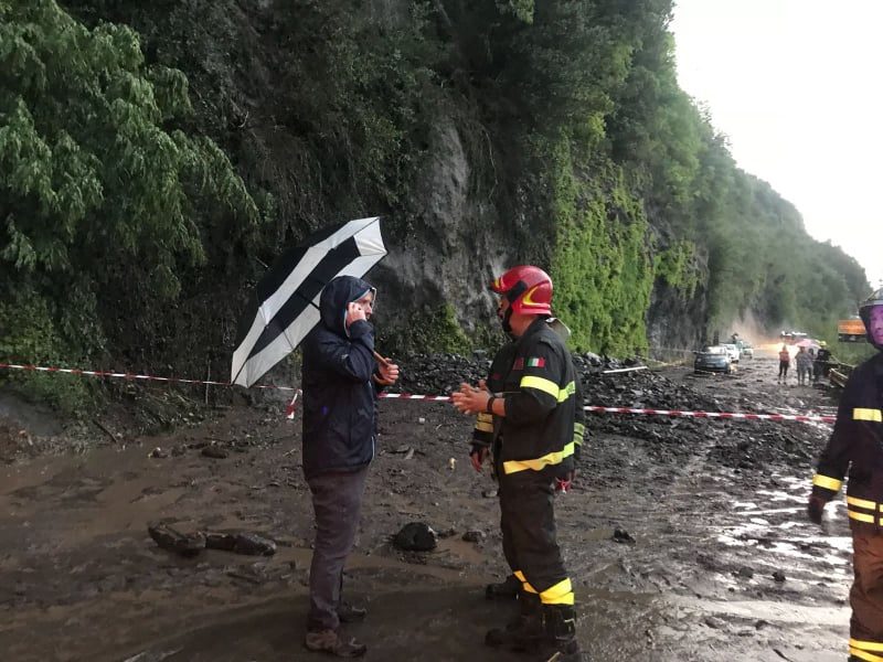 Nubifragio, vento e grandine sul Lario: statale Regina bloccata per una frana