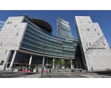 Aggredita e picchiata in pieno centro