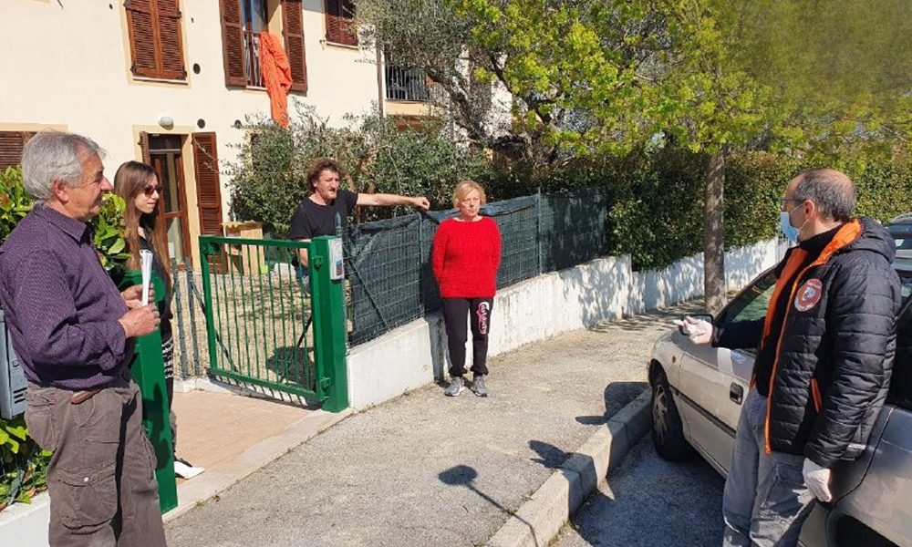 Ricci consegna mascherine porta a porta
